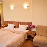 Lina فندق